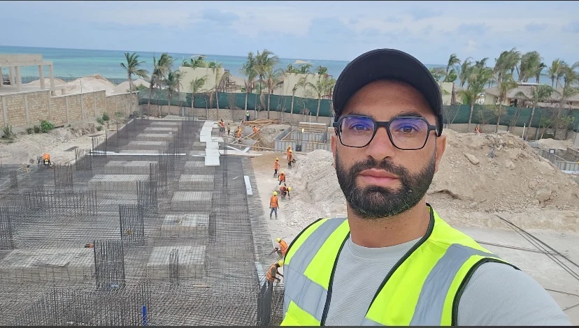 عميل في موقع بناء فندق تنزانيا